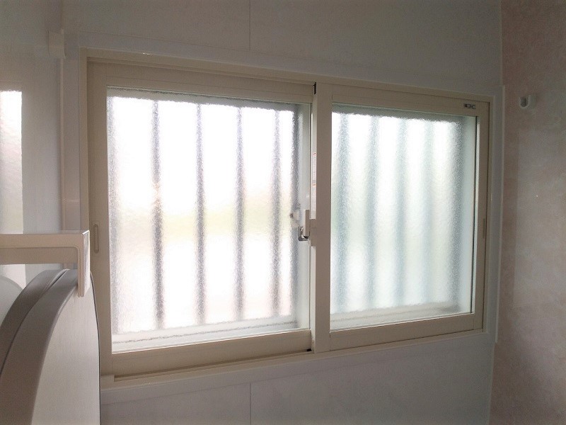 浴室内窓の設置後の様子です。